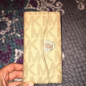 Michael Kors iPhone wallet